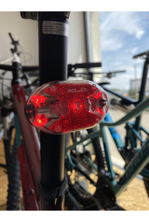 Tylna lampka na sztycę XLC THEBE 5X LED na baterie