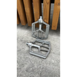 Pedały platformowe XLC PD-M14 szare PINY MTB ATB