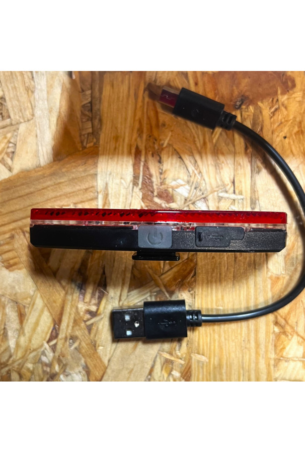 Lampka tylna  na akumulator XLC USB 300 mAh 50/80 mm na bagażnik lub sztycę