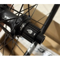 Koło tylne 28" DT Swiss E1800 Shimano Micro Spline 23 DB